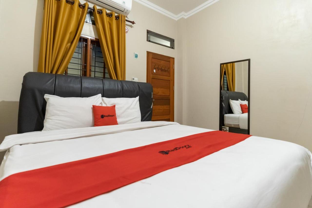 Reddoorz At Joyce Guest House Медан Экстерьер фото